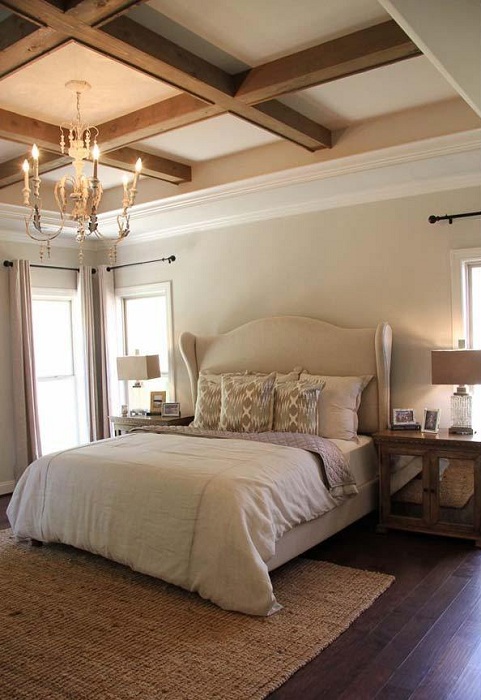 Безумно красивые деревянные решетки подчеркивают особенность интерьера спальни.