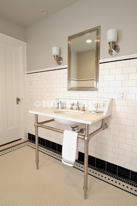 Приятная ванная комната, которой придает элегантности  кафель в черно-белых тонах.