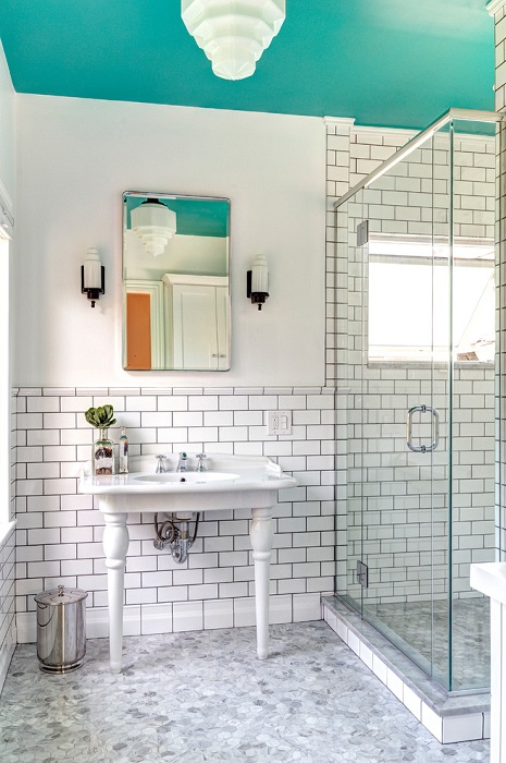 Симпатичное оформление ванной комнаты в бело-голубых тонах.