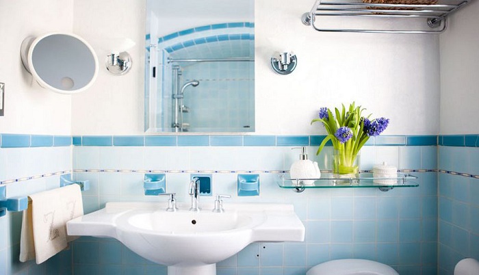 Отличное решение для ванной комнаты - кафель голубого цвета с синим бордюром.