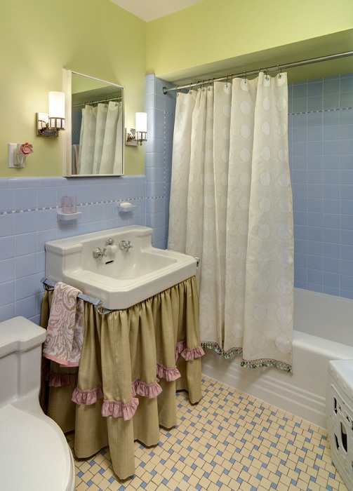 Украшение ванной комнаты различными шторками и симпатичной плиткой, добавляют своеобразного уюта.
