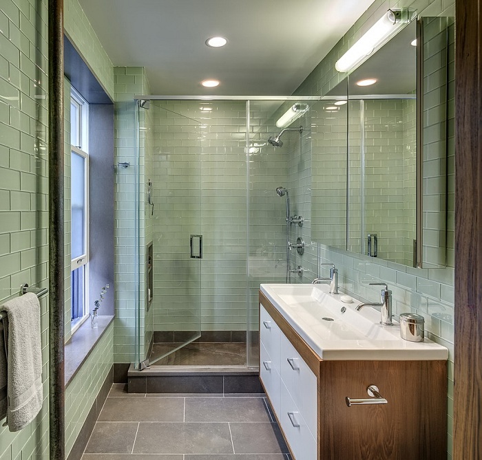 Красивая ванная комната с плиткой в оливковых тонах.