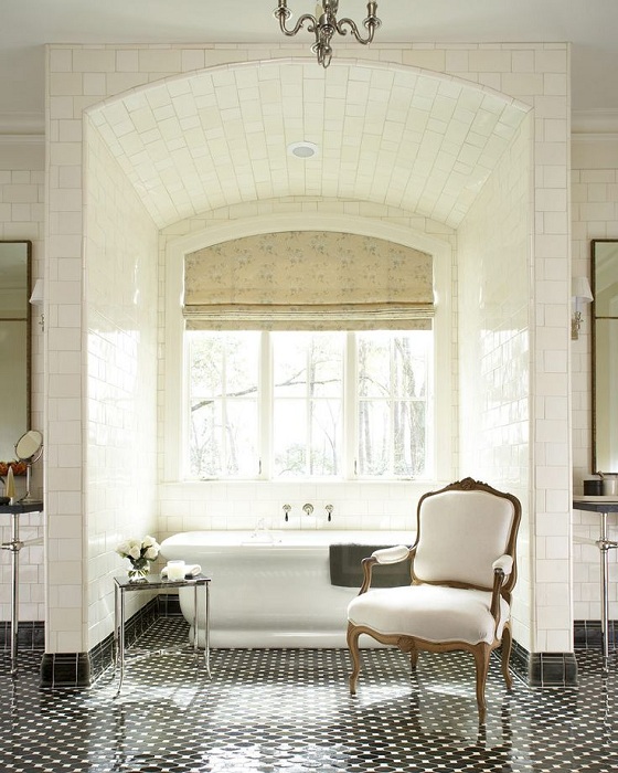 Прекрасная светлая ванная с белой плиткой и огромным окном.