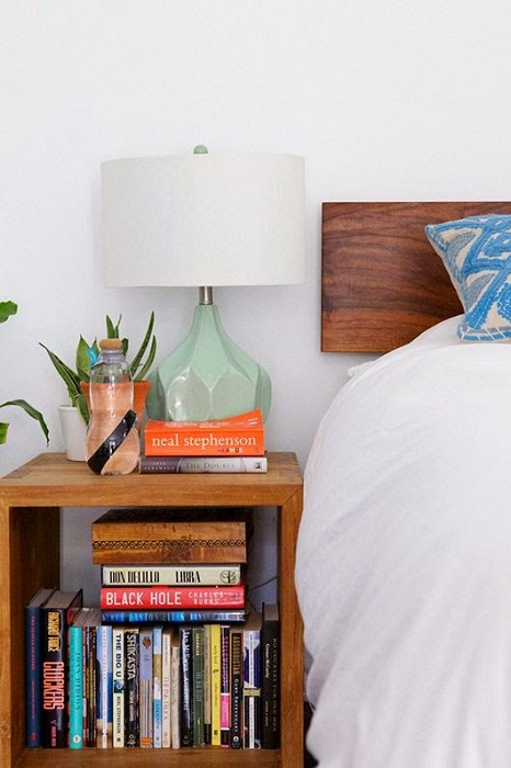Пожалуй, лучшее место в комнате, где можно разместить любимые книги, так это около кровати.