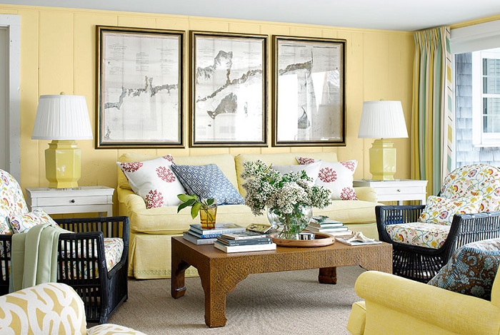 Гостиная в лимонных тонах, добавляющих теплых чувств в декор такого типа гостиной.