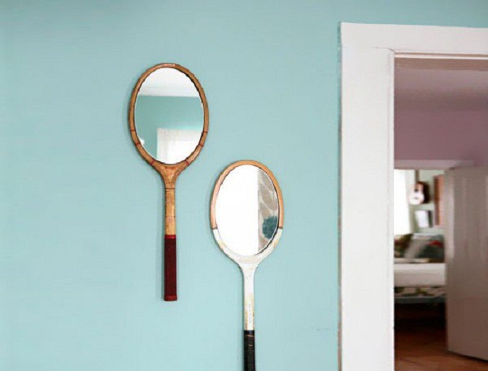 Нестандартное решение создать зеркала для комнаты из теннисных ракеток, очень оригинальный вариант.