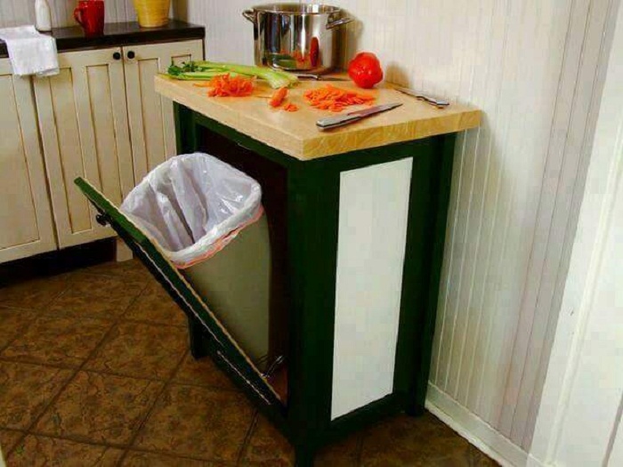 Хороший вариант размещения мусорного ведра, что сэкономит полезное пространство на кухне.