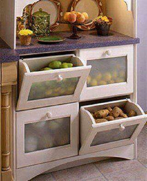Хороший вариант сэкономить пространство дома, так это оптимизировать его за счет хранения овощей и фруктов в интересных контейнерах.