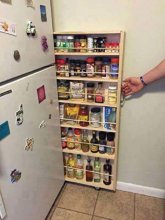 За холодильником, возможно разместить такой удачный вертикальный ящик с полочками, для хранения множества баночек.