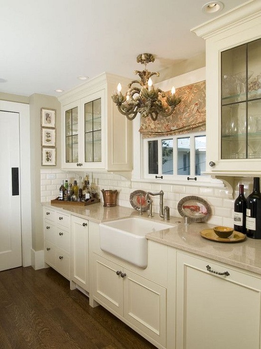 Симпатичный кремовый кухонный шкаф украсит любую столовую и кухню.