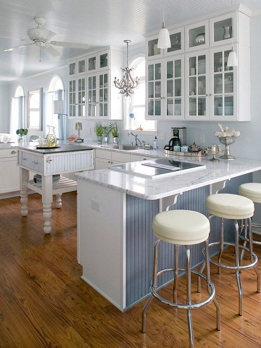 Очень стильный и светлый декор кухни белоснежного цвета, который освежит интерьер.