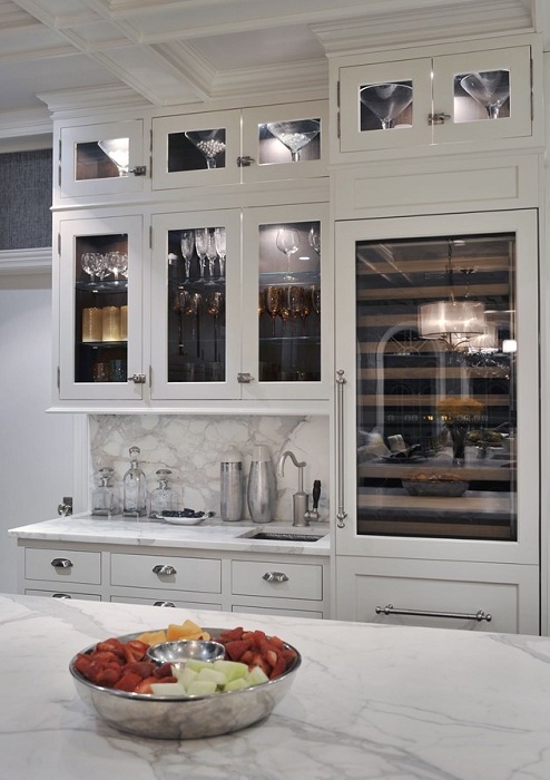 Необыкновенный кухонный шкаф с подсветкой создаст интересный интерьер и своеобразную обстановку на кухне.