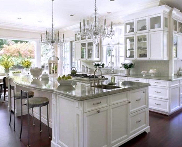 Кухонный гарнитур в бело-серых тонах станет хорошим дополнением интерьера в любой кухне.