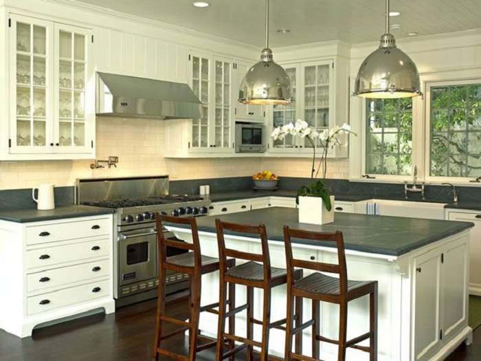 Белые стеклянные шкафы с темной столешницей - просто отличный вариант для оформления кухни.