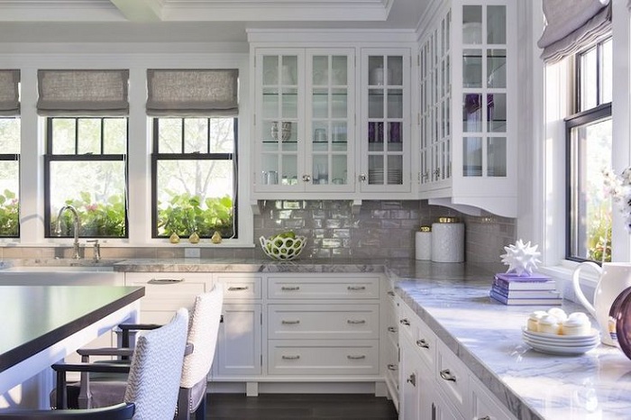 Невероятный интерьер кухни в белом цвете, которая просто создана для создания шедевров кулинарии.