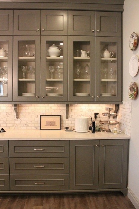 Интересный темно-серый шкаф подойдет при оформлении любой кухни и создаст интересную атмосферу.