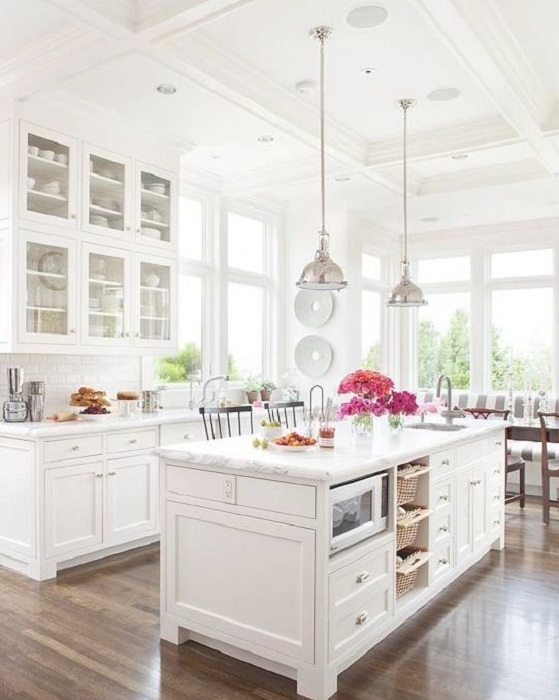 Отличное решение для оформления кухонного гарнитура на любимой кухне в белом цвете что создаст легкую и светлую атмосферу.