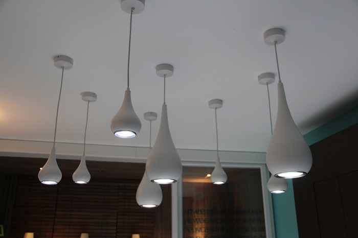 Симпатичные лампы, которые прекрасно вписались в интерьер комнаты напоминают о каплях, которые свисают с потолка.