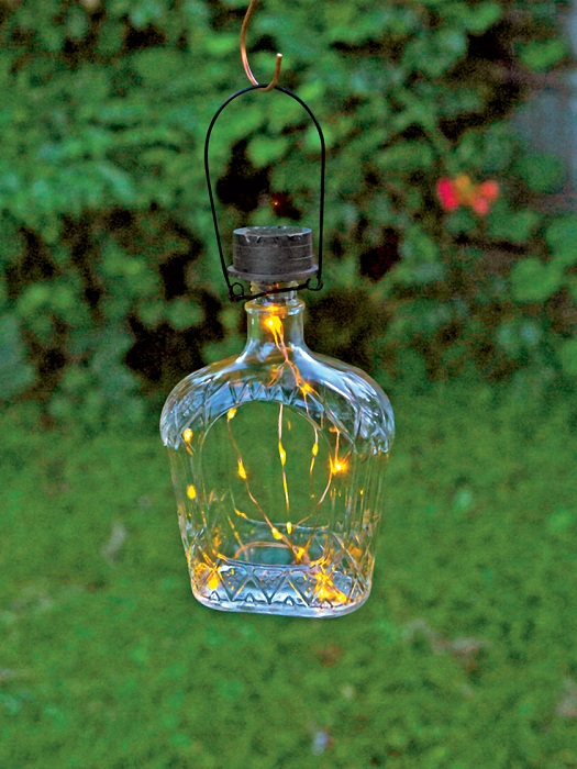 Прозрачная лампа выполнена из бутылки хорошо подойдет для декорирования сада.