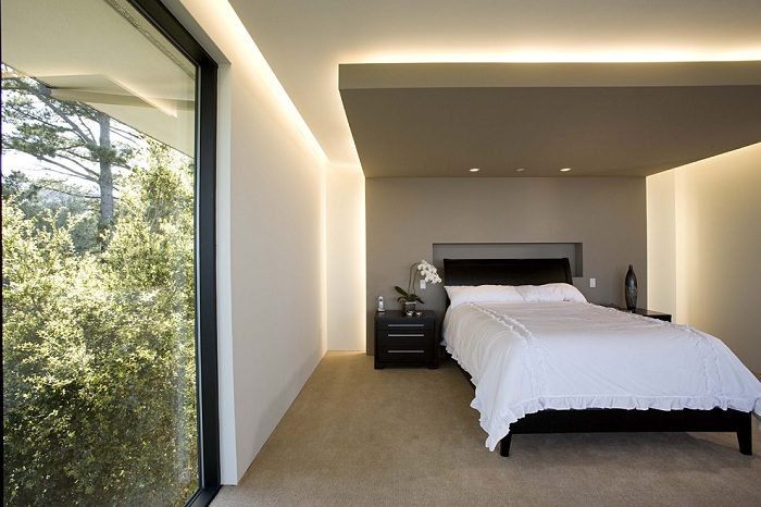 Интересное оформление «парящего» потолка в спальни со скрытой подсветкой.