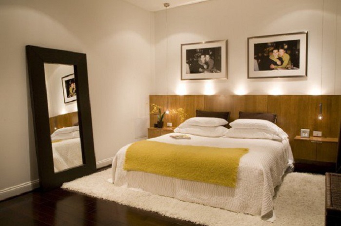 Интерьер спальни подчеркивает освещение у изголовья кровати.