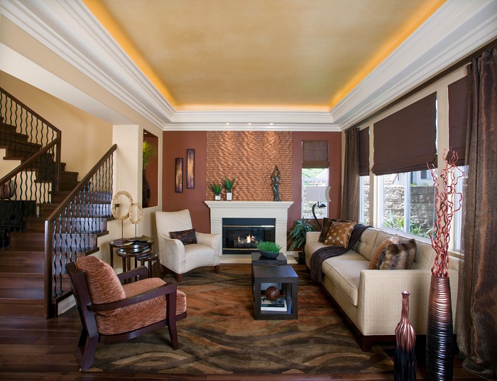 Шоколадные оттенки в оформлении гостиной в стиле модерн еще больше подчеркивает скрытое освещение.