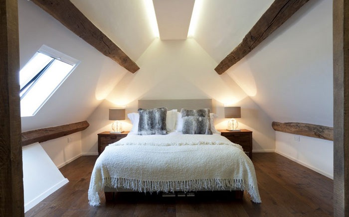 Минимализм и чувство меры в оформлении спальни подчеркнуто скрытым освещением.