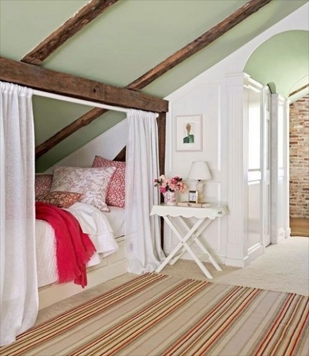 Спальня в мансарде - это хорошая возможность создать уютную и романтическую обстановку.