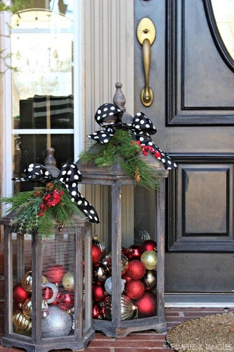 Интересный вариант украшения входной двери в новогоднем исполнении.