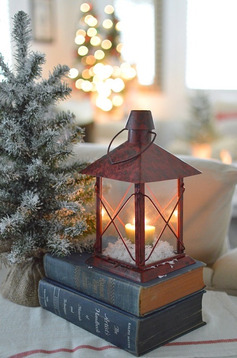 Интересный вариант создать новогоднее настроение благодаря фонарю со свечой.