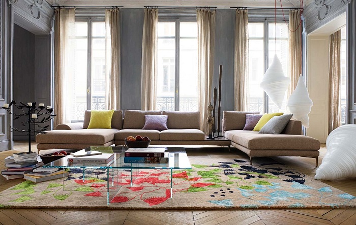 Классическое оформление комнаты в сочетании с яркими следами на ковре создает особенную атмосферу в комнате и такое же яркое настроение.