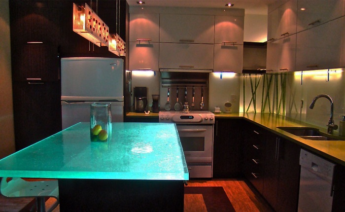 Просто крутой интерьер кухни с тусклым освещением, что создаст по настоящему романтическую обстановку.