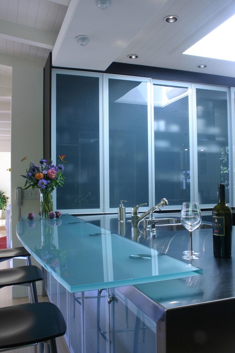Оформление кухни с применением множества стеклянных элементов, что позволит создать оптимальный интерьер.