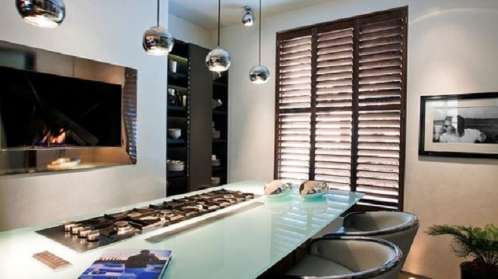 Оригинальный интерьер кухни создан благодаря отличному дизайнерскому решению и стеклянной столешнице.