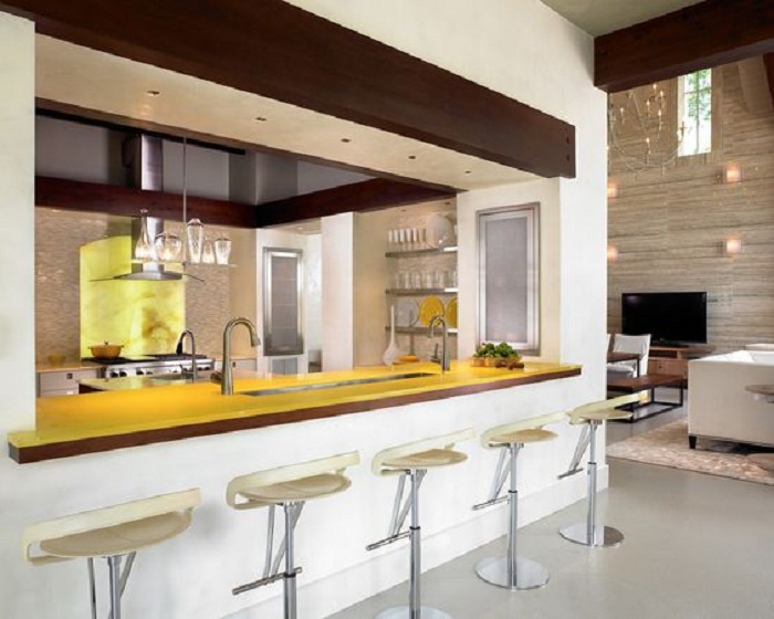 Крутая столешница в ярко-желтом цвете, станет просто отличным элементом яркого декора кухни.