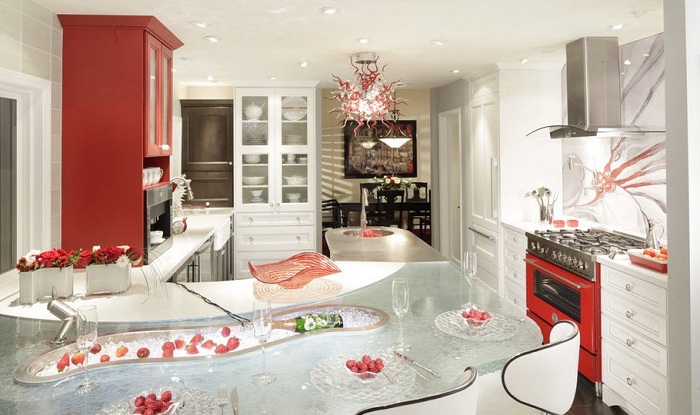 Отменный интерьер кухни, который оформлен в красно-белых тонах, то что создает оптимальную обстановку.
