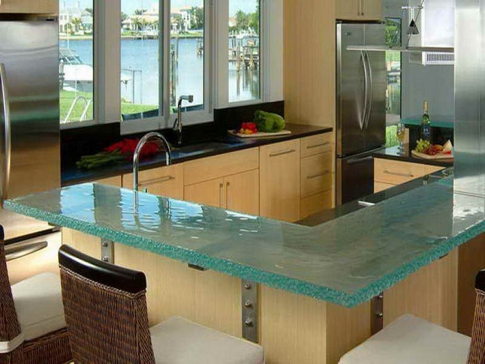 Оформление кухни при помощи стеклянных фрагментов - это то, что понравится и создаст определенно положительное настроение.