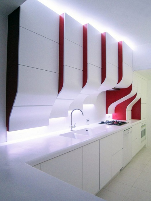 Оригинальный кухонный гарнитур в очень стильной бело-красной цветовой гамме, что выглядит отлично.