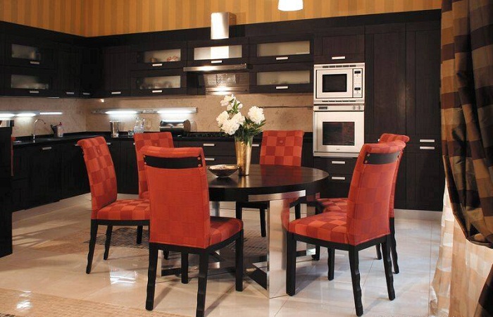Отменное оформление кухни с ярко-красными стульями, что понравится и вдохновит на приготовление вкусной пищи.