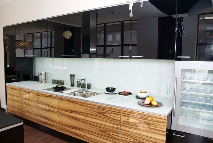 Декорирование кухни при помощи деревянных текстур с применением черных оттенков, что понравятся точно.