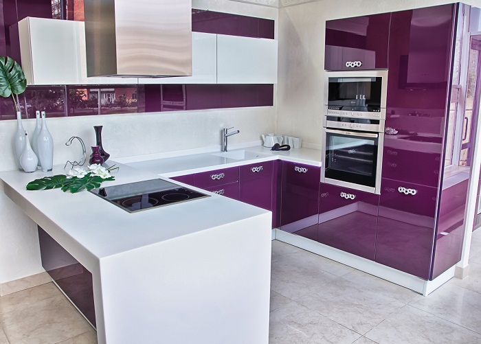 Крутое решение оформить кухню в фиолетовых тонах, что станет сразу не просто ярким решением, но и возможностью преобразить колосально интерьер.