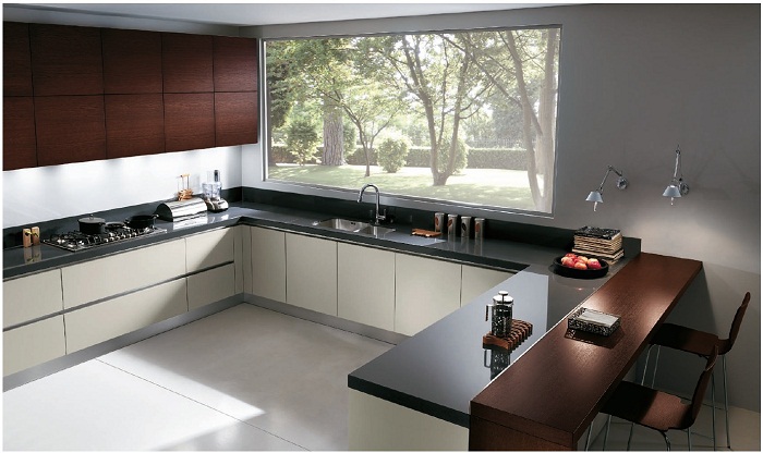 Отличное решение преобразить интерьер кухни при помощи деревянных текстур и черно цвета, что выглядит очень стильно.