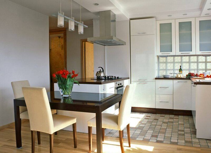 Хорошее настроение на кухне создано благодаря просто отменному и оригинальному её преображению благодаря мебели в светлых тонах.