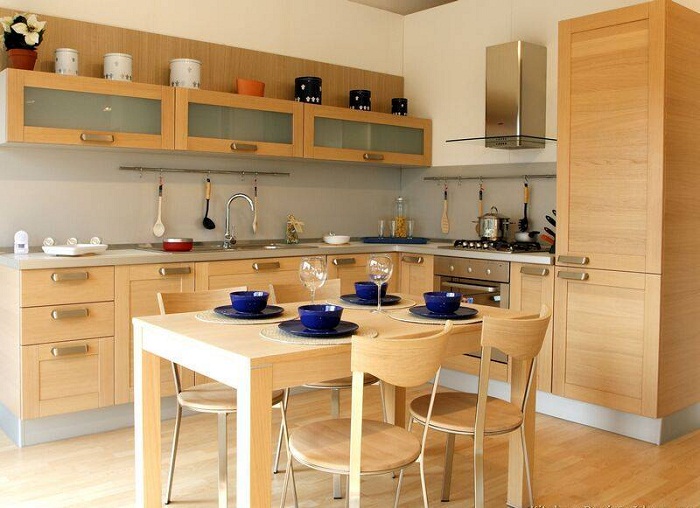 Стильное и отличное решение для оформления кухни в светлых деревянных текстурах.