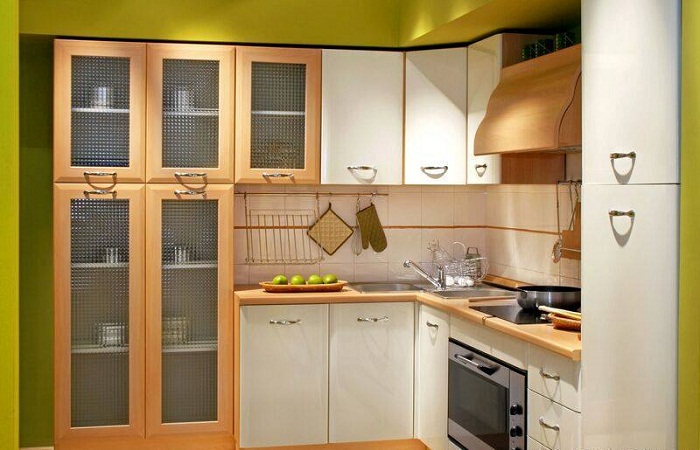 Оригинальная компактная кухня, что задаст положительное настроение и оптимизирует пространство.