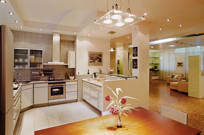 Оформление кухни в светлых тонах позволит зрительно расширить пространство.
