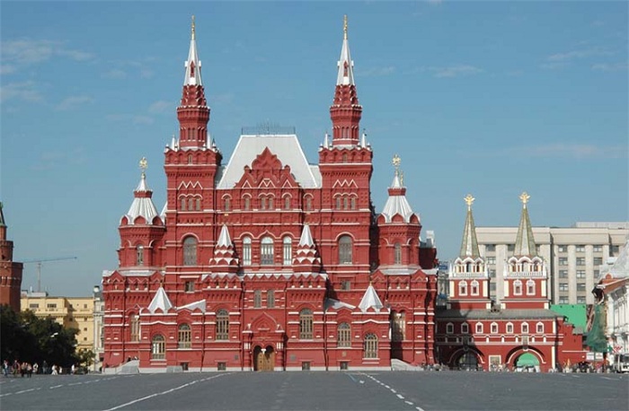 Государственный Исторический музей России - это музей русской истории, расположен между Красной площадью и Манежной площадью в Москве.
