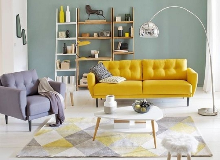 В гостиной мятный цвет пользуется успехом, так как помогает создать модный интерьер с обычными предметами мебели.