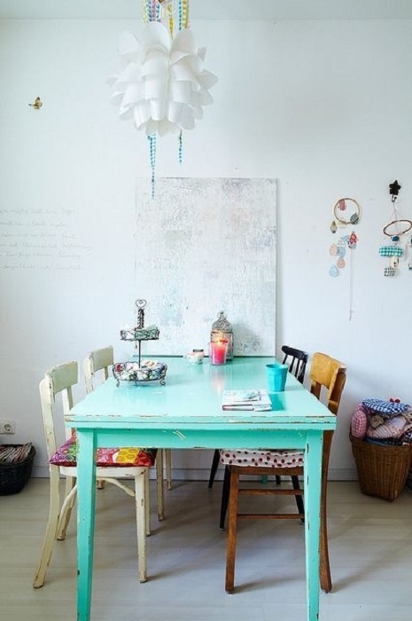 Стоит оформить в мятном цвете важный предмет помещения - стол, на котором разместить мелкие аксессуары.