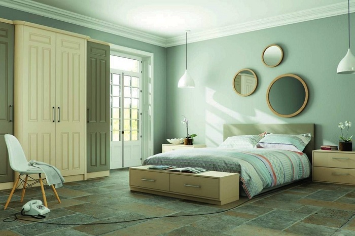 Мятный цвет в разном спектре великолепно смотрится в спальне, особенно, если она выдержана полностью в таких тонах.